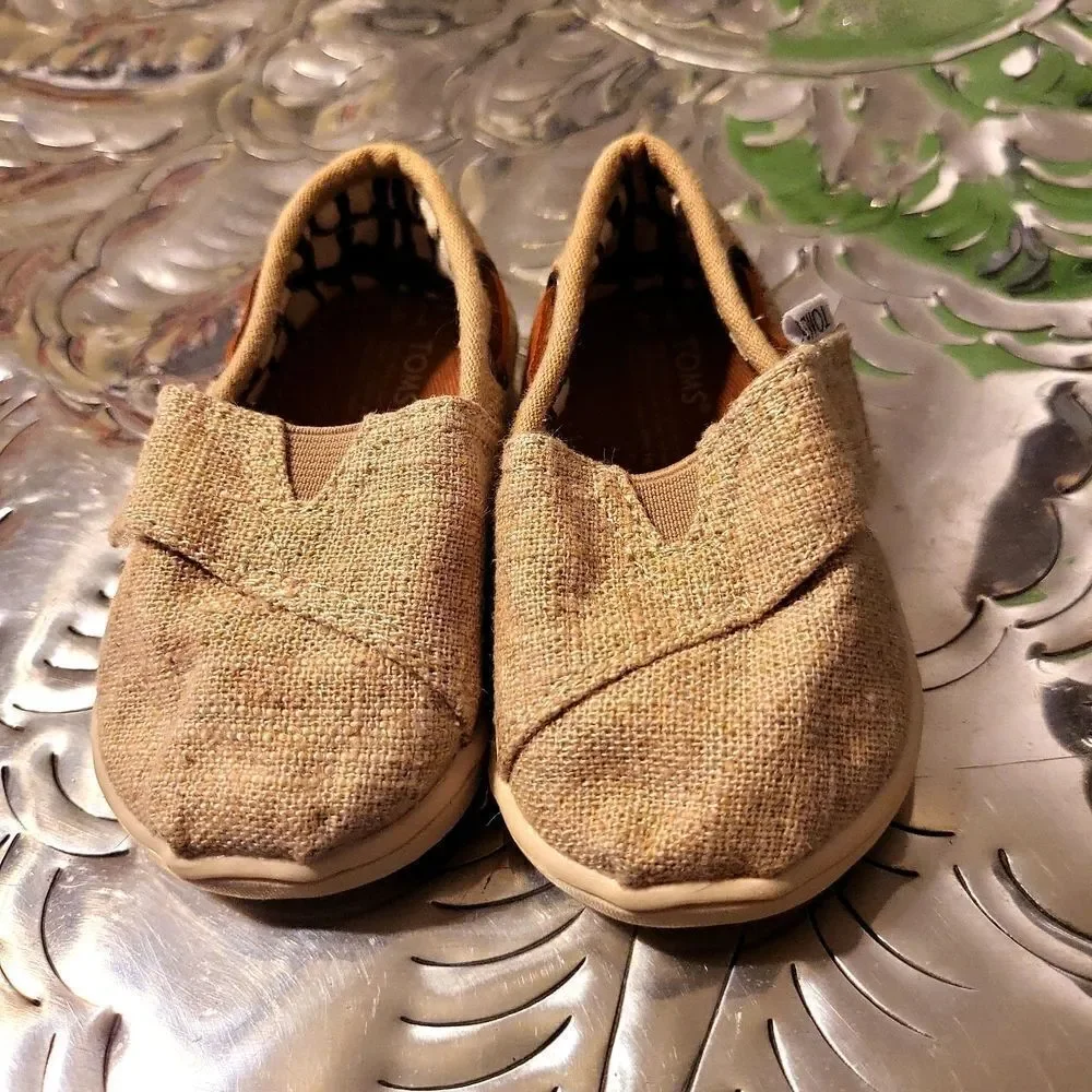Tom's children size toddler 4, linen with leather strap around back,